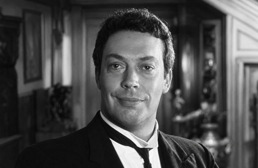 Tim Curry em preto e branco